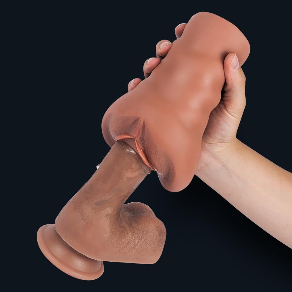 Emma Pocket Pussy über einen Dildo gestülpt, in einer Hand gehalten, Demonstration der Anwendung