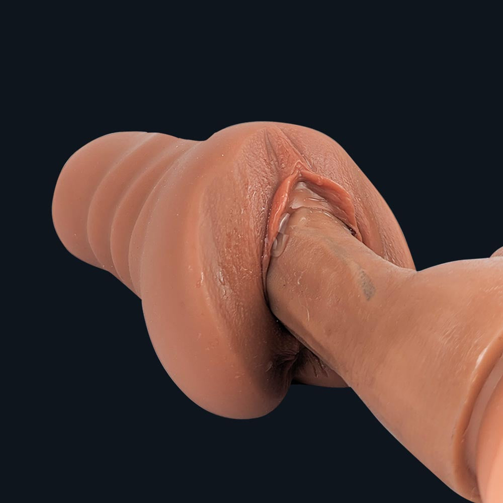 Nahaufnahme eines Dildos in der Öffnung von Emma, mit Gleitgel
