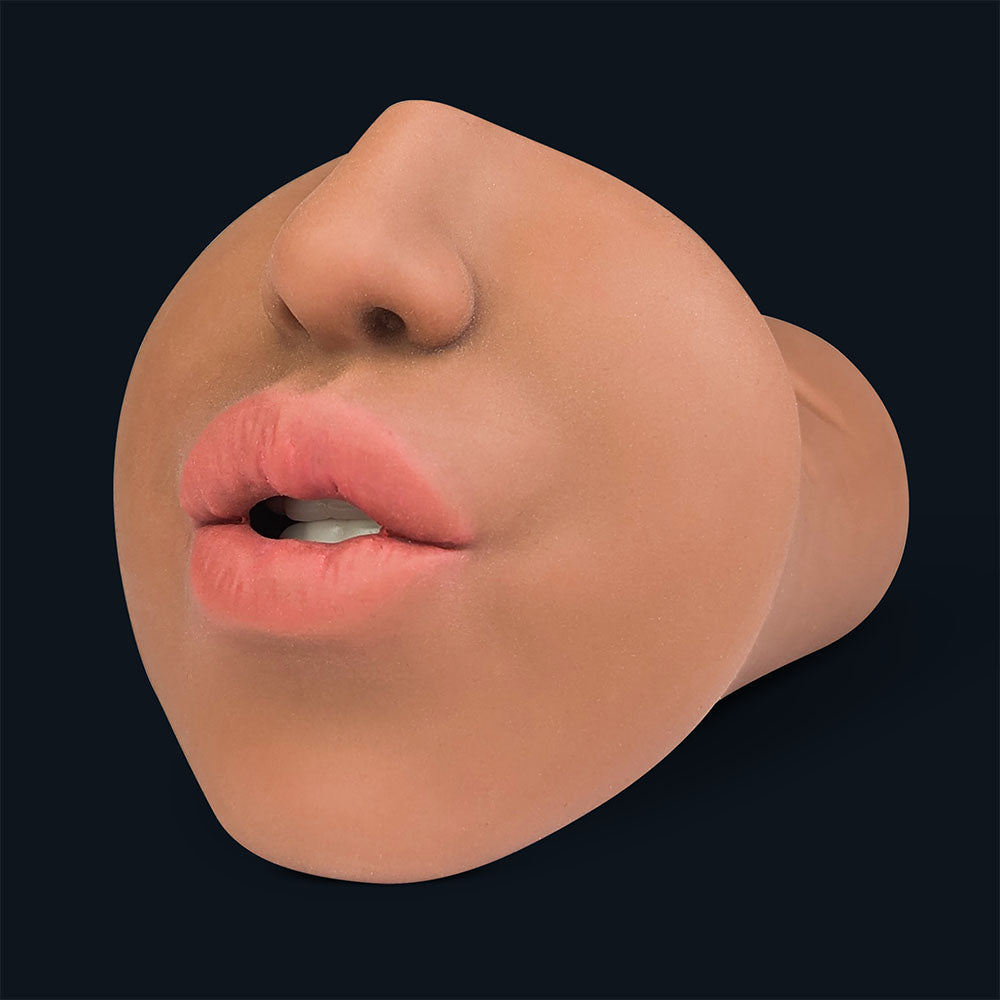 Masturbador de boca Julia: boca con labios carnosos, nariz y dientes a la vista, vista frontal