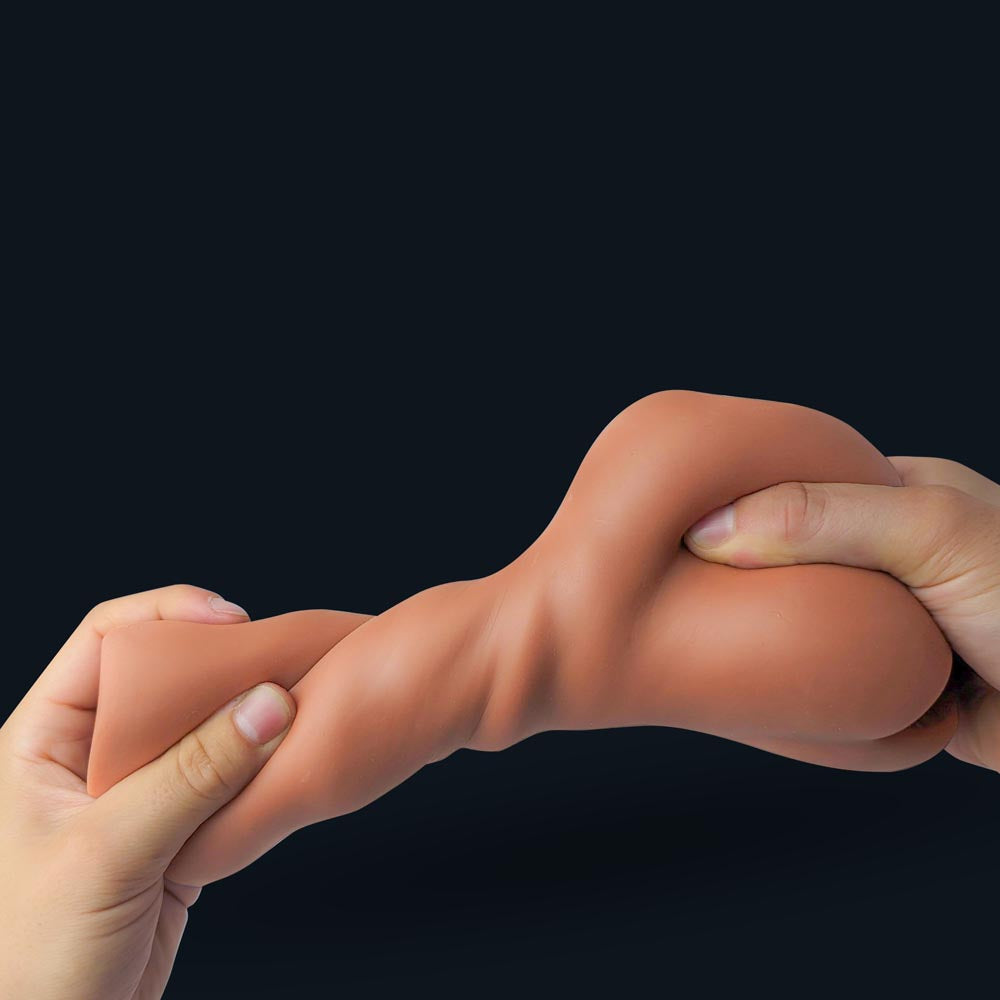 Emma Pocket Pussy zwischen zwei Händen gedehnt: flexibles, reißfestes Material