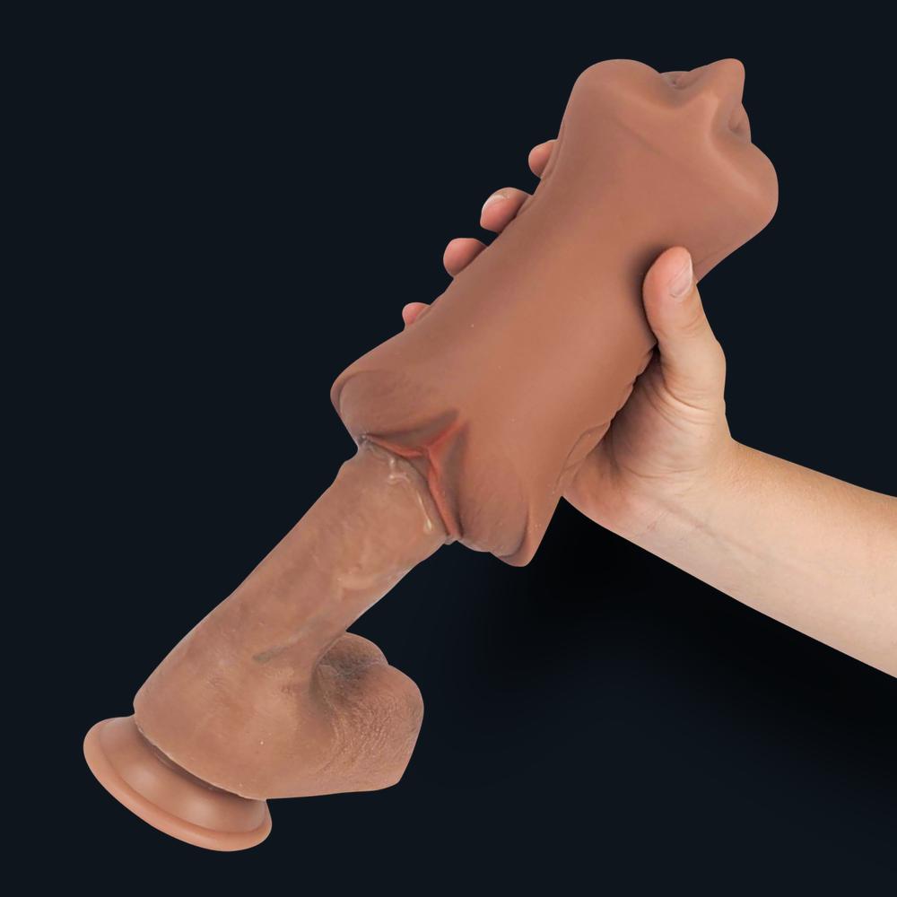 Masturbador masculino Lisa metido en un dildo sostenido en una mano, demostración de uso
