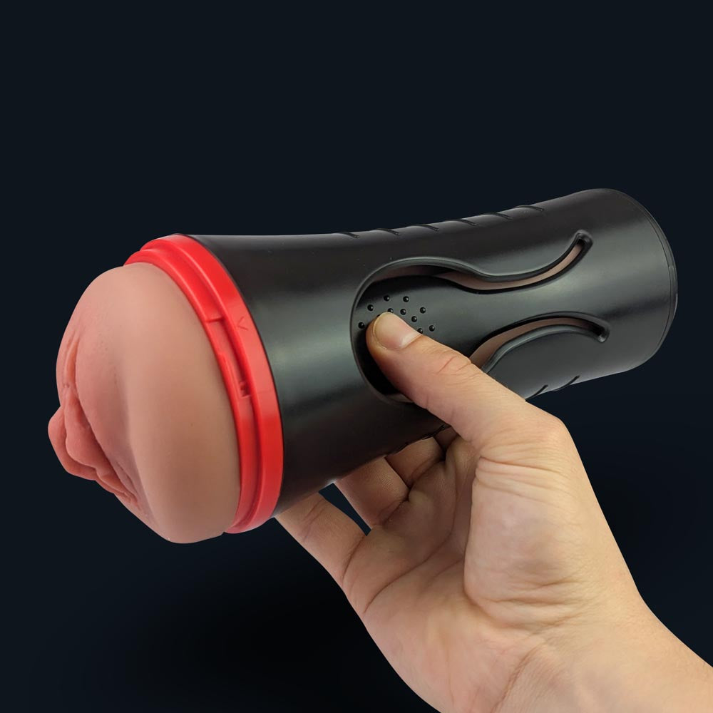 Una mano aprieta el estuche negro de Lindsey para una estimulación extra