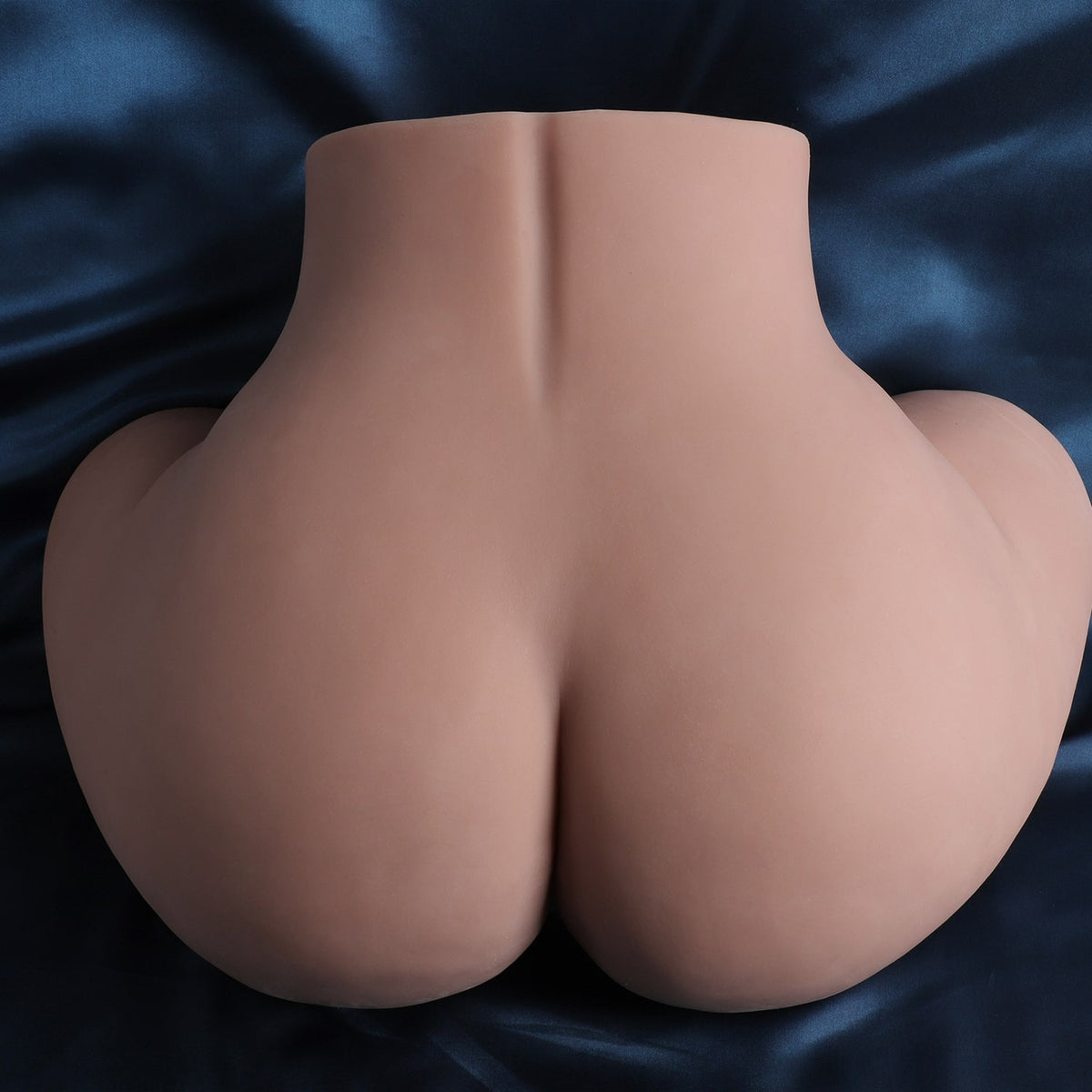 Kunstvagina und Po von Loes auf Satinunterlage, Rückansicht des Pos