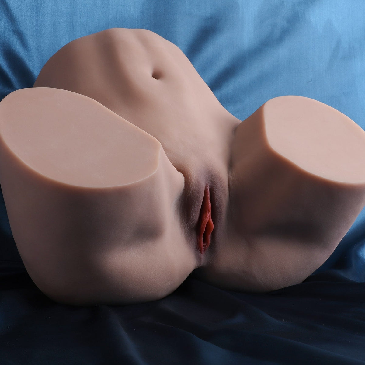 Kunstvagina und Po von Loes auf Satinunterlage, Seitenansicht mit Vagina