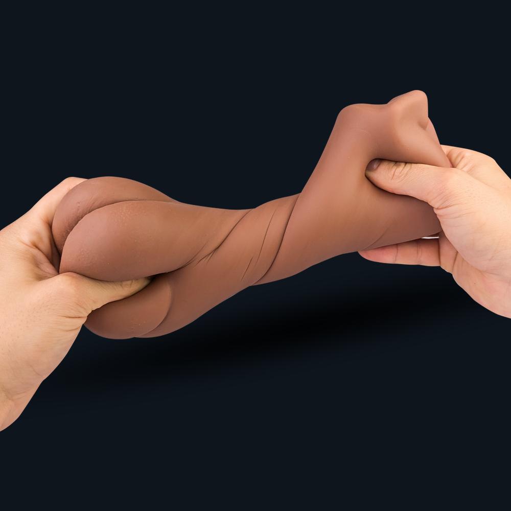 Suzan Pocket Pussy zwischen zwei Händen gedehnt und verdreht: flexibles, reißfestes Material